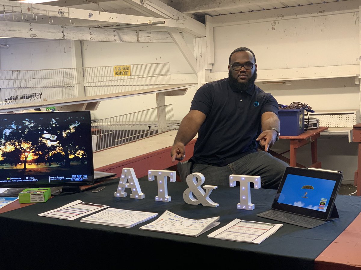 ramonrazorT's tweet photo. Keith Starts Off Midway with Entertainment 💥 @LavernA718 @att_herb @Paul_Abdelmalik @MrsJaronfelder  #GetReadyForFootball #DMC #M0DSQUAD https://t.co/U5Z2yoP9Ez