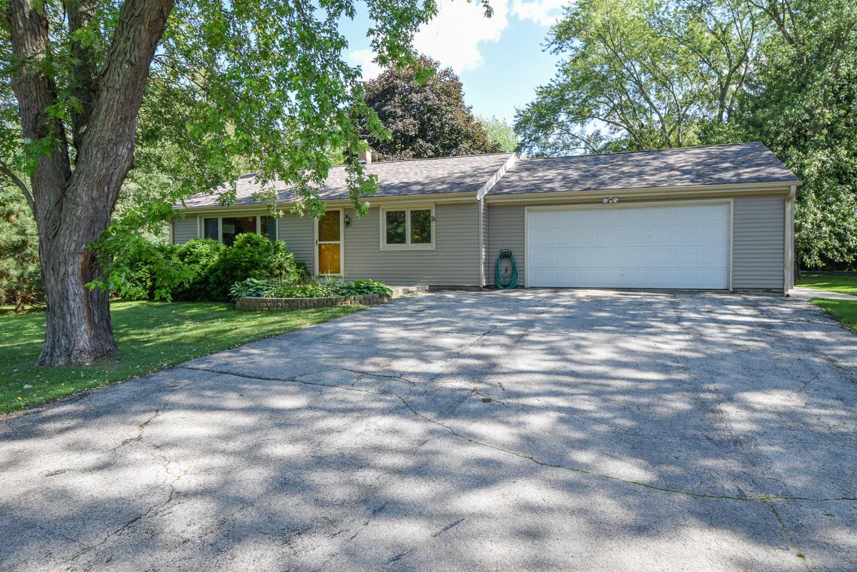 ClosingTimeRlty's tweet photo. #OpenHouseSaturday at 1! Updated Ranch on >1.5 acres of park-like yard. Open spacious kitchen & ample living space including finished lower level. Large deck for entertaining in your beautiful backyard & 4.5 garage spaces! Country like living in Franklin. #ClosingTimeRealty https://t.co/U3UyutV1XO