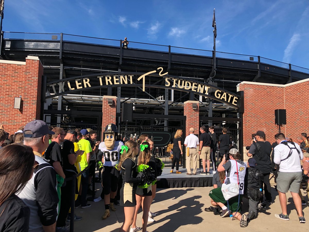 GoldandBlackcom's tweet image. VIDEO: In a touching ceremony that featured the family of @theTylerTrent, President Mitch Daniels, A.D. Mike Bobinski and chairman of the Board of Trustees Mike Berghoff, Purdue dedicated the student gate at Ross-Ade Stadium in honor of Tyler Trent.
rvls.co/2lJMLIb