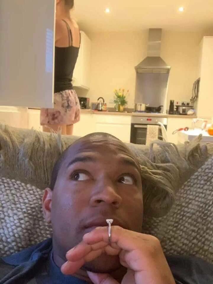 insonizada's tweet photo. gente, e esse cara que pediu a namorada em casamento durante um mês sem que ela percebesse kkkkkkkkkkkk as fotos são maravilhosas https://t.co/WFpe7Dnh9r