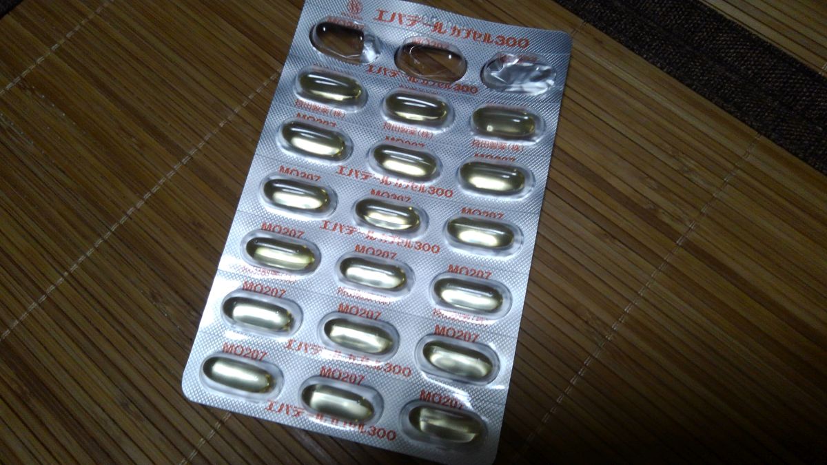 プレッパーのかみしろ エパデール イコサペント酸 高純度epa製剤である 年寄りが 頭がフラフラするんじゃぁ などと言うと内科で処方されたりするが市販のdha Epaサプリより圧倒的に品質の高い魚油だ その純度は96 5 以上である 切れ痔などが起き