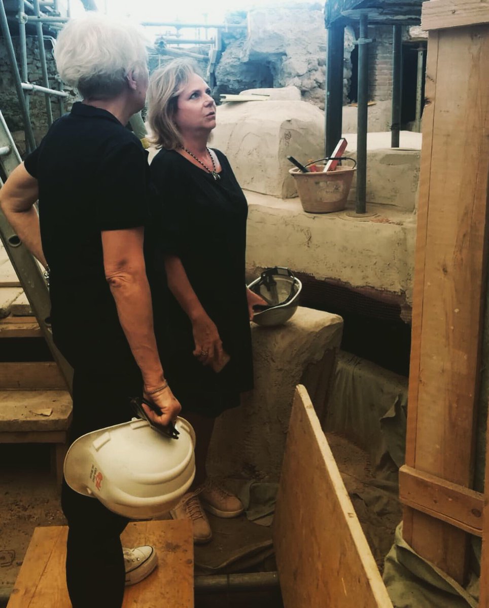 alfonsinarusso_'s tweet photo. Sotto il Lapis Niger nel cuore del Foro Romano, sotto la pietra nera. Qui, secondo la leggenda, fu ucciso Romolo.

Con Patrizia Fortini nel @parcocolosseo. #museitaliani https://t.co/e5ZZPkfjdr