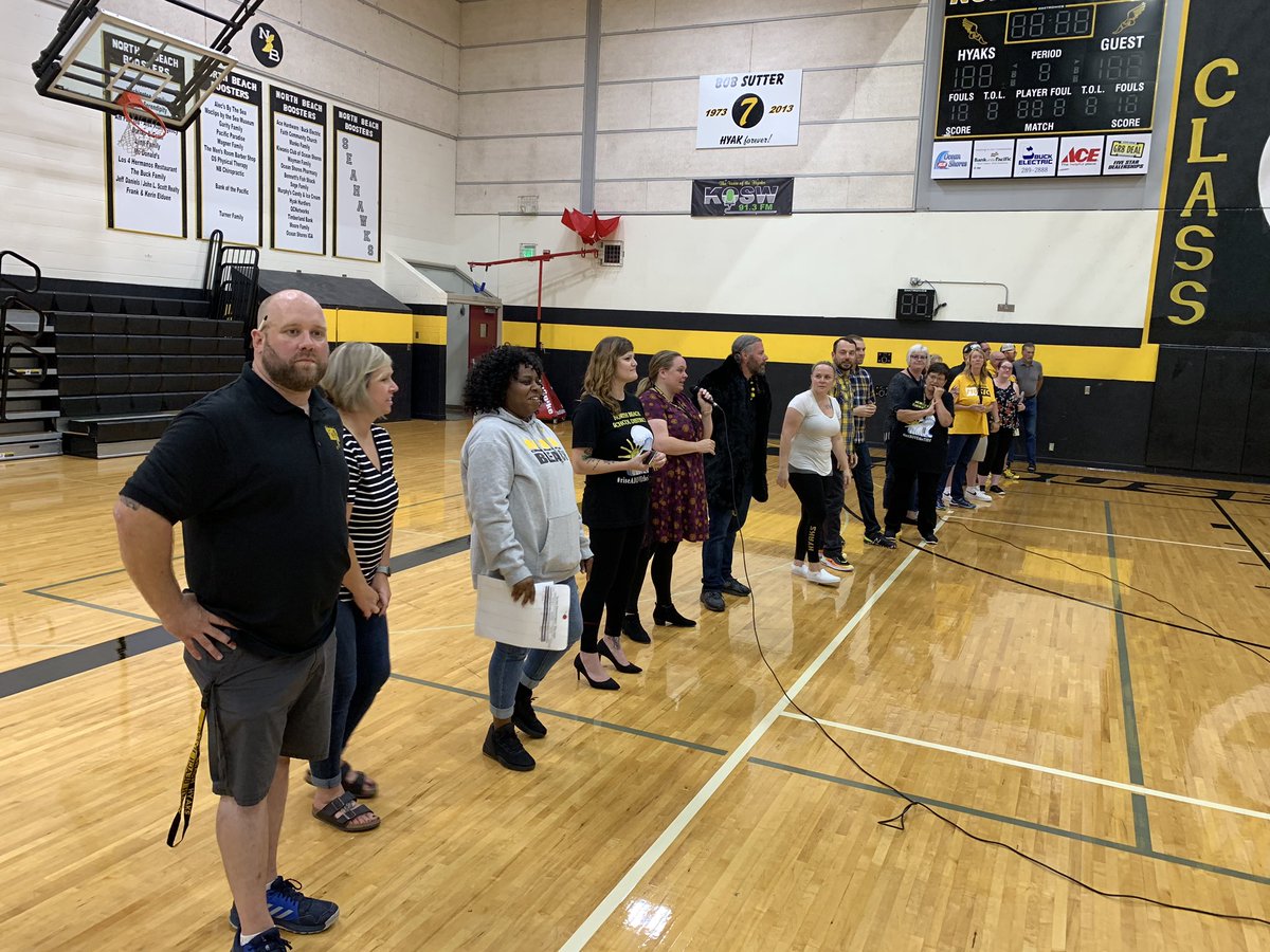 Dr_RussellEvans's tweet photo. Awesome FRIDAY @NorthBeachHyaks!! We got to wrap up this amazing week with our BACK TO SCHOOL Pep Rally!! Thank you to our ASB for putting it together! Also, shout-out to our teachers and cheerleaders for taking it to the next level! #NBSD1920 #HYAKSontheRISE #NorthBeachNation https://t.co/XHozbVYJHu