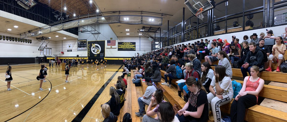 Dr_RussellEvans's tweet photo. Awesome FRIDAY @NorthBeachHyaks!! We got to wrap up this amazing week with our BACK TO SCHOOL Pep Rally!! Thank you to our ASB for putting it together! Also, shout-out to our teachers and cheerleaders for taking it to the next level! #NBSD1920 #HYAKSontheRISE #NorthBeachNation https://t.co/XHozbVYJHu