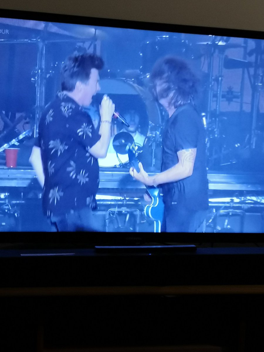 yekim_mikey's tweet photo. #DaveGrohl and #RickAstley is the friendship that a rubbish 2019 needs #FooFighters #reading2019 #rickrolled https://t.co/YpqHWBwkzf