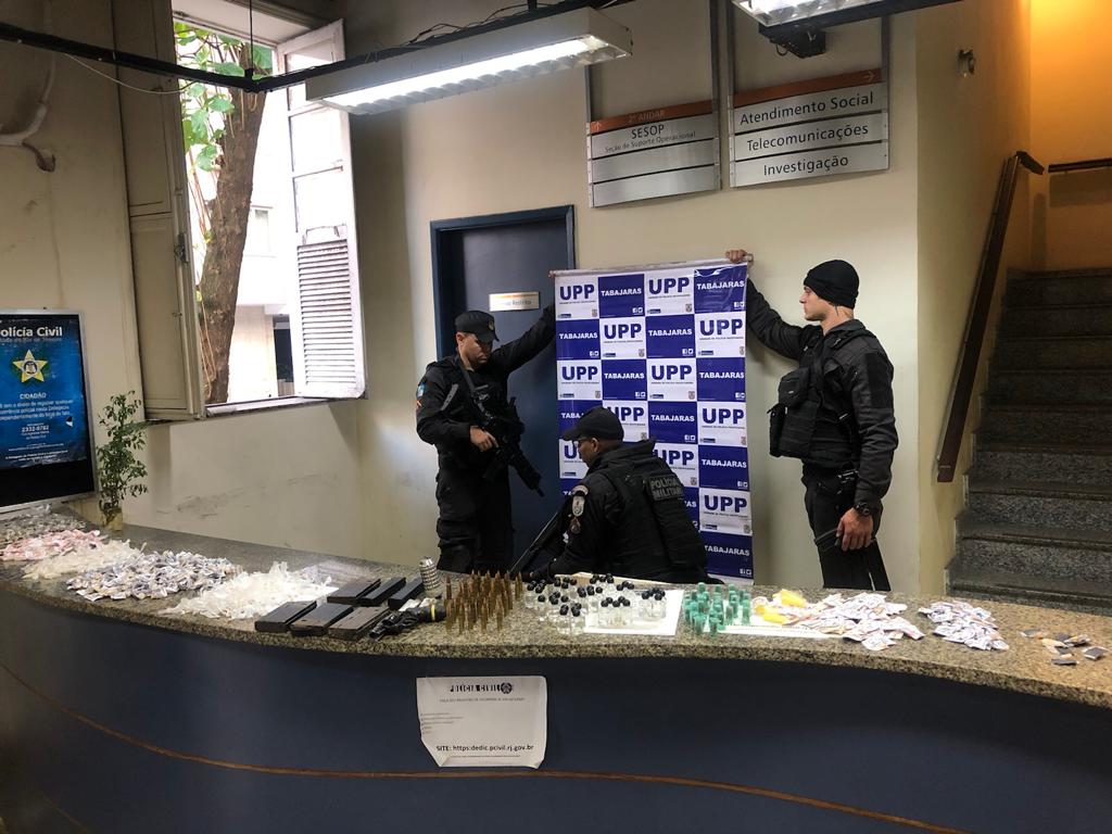PMERJ's tweet photo. Policiais do Grupamento Tático de Polícia de Proximidade - #GTPP - da #UPPTabajaras apreendem arma, munições e drogas, na Rua Euclides da Rocha, em Copacabana, após terem sido confrontados por criminosos durante patrulhamento de rotina.
#PMERJemAção #ServireProteger #PMERJ https://t.co/oSOKDmTks5