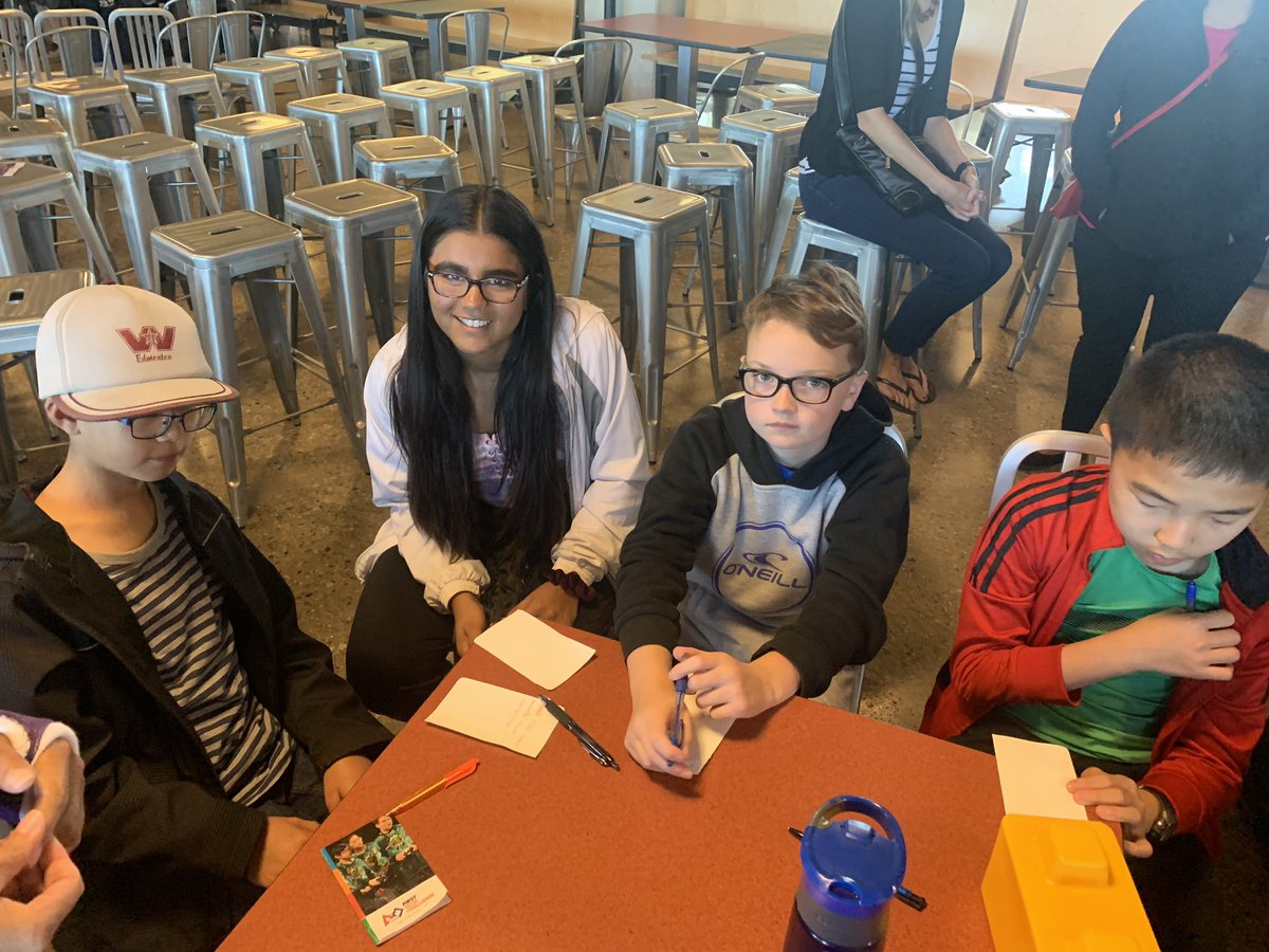 MtColumbiaIT's tweet image. #Skystone #FIRSTRISE our students getting in some 🧠 brainstorming! #13000DataWolves