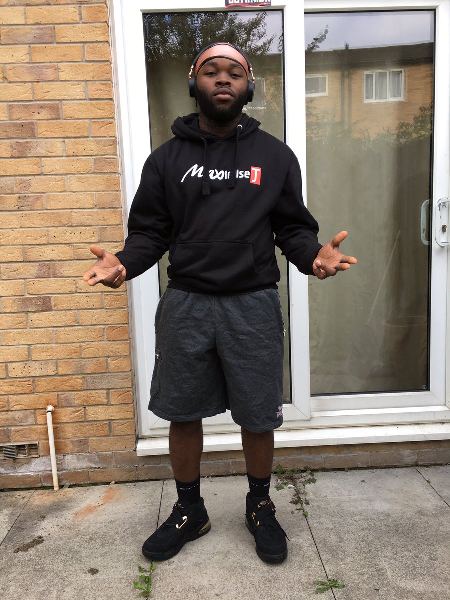 MrDtetenji's tweet photo. Twitter gun Fingers edition || What’s a question when they’re calling you the answer?|| Waiting can be dangerous but patience is a virtue🥴, take from that what you must . #airforcemax #airforcemaxcb https://t.co/SSsj399dJA