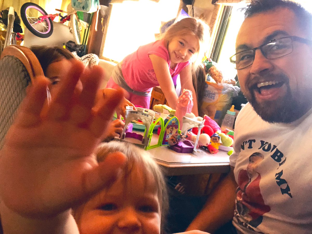 FraddysLife's tweet photo. There something about having lunch with your better half that can be so romantic until you turn around and see the 4 kids throwing food, coloring their face and wanting more car snacks!! Lol 😆 The wife and I then look at each other and say no more! Now that’s Romantic! Lol 😆 https://t.co/g1xSvXHKSz