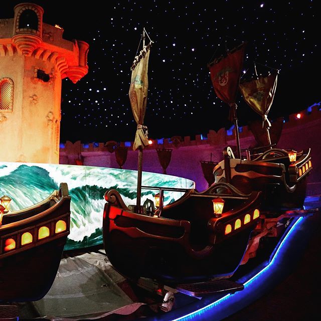 FzpWeltDe's tweet photo. Schon seit 1994 im @europapark aber spätestens mit dem Umbau aus dem Jahr 2015 ein echter Geheimtipp: Die Kolumbusjolle!

#europapark #youropapark #kolumbusjolle #europaparkrust #europapark2018 #freizeitpark #mackrides #indoor #auchbeiregenwetter #videom… https://t.co/g4CMi5SEd0 https://t.co/EuPelaNSxE