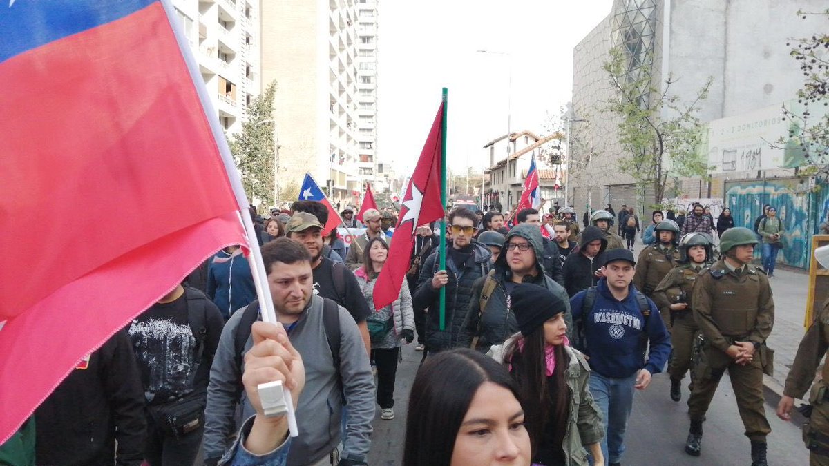 Pedro_Artista's tweet photo. Excelente ! A pesar de tener un día para convocar, las amenazas y toda la prensa en contra, se juntaron alrededor de 500 Chilenos para protestar contra las nefastas políticas globalistas! Esta es la primera de muchas #YaPasamos #MarchaPorChile #7S aplauso para los valientes ! https://t.co/PakBLiddJA