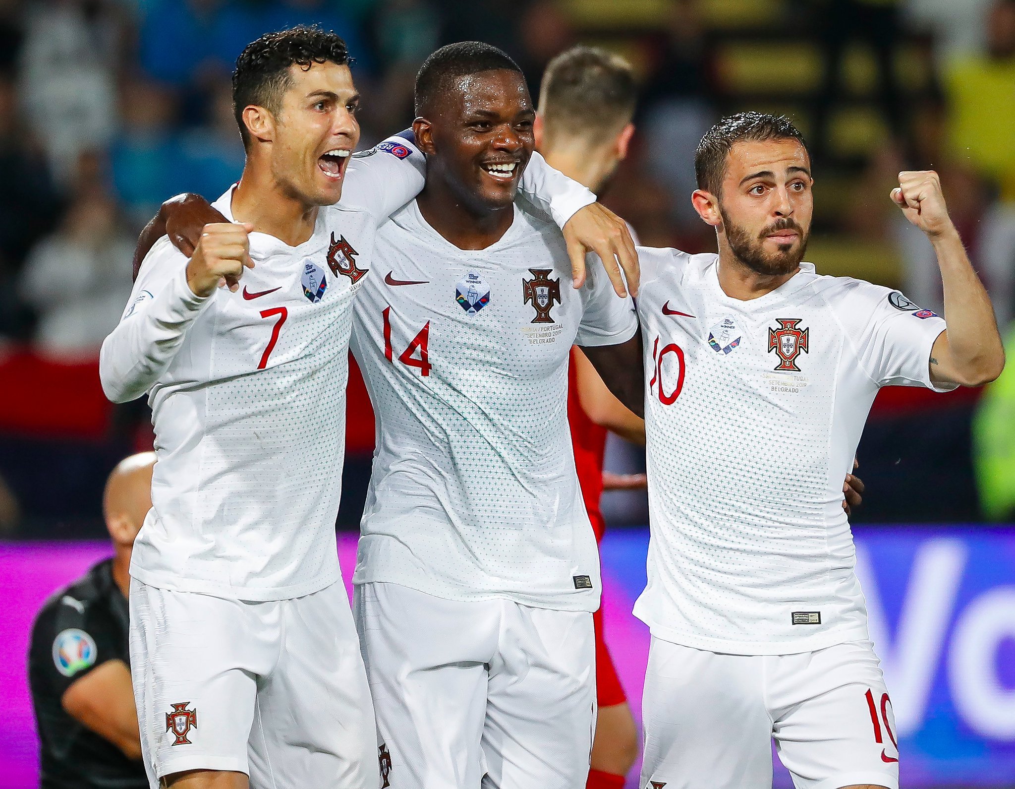 Los jugadores de Portugal celebran el gol de Carvalho.