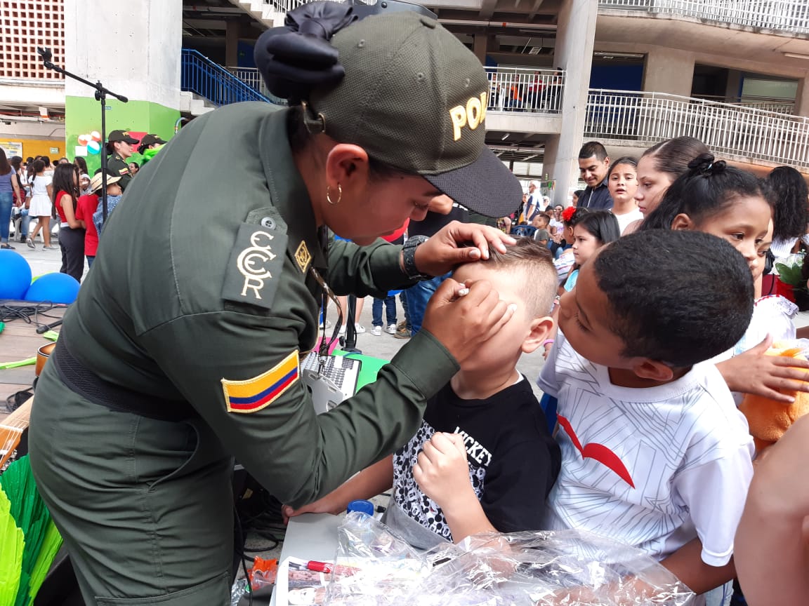 universidadpol's tweet photo. En #Medellín, la Escuela de Policía Carlos Eugenio Restrepo llevó toda la alegría de sus estudiantes a la Institución Educativa Isolda Echavarría, donde a través de juegos y lúdicas celebraron el día de la familia #MasCercaDelCiudadano #ESCER https://t.co/SHKRlyRtfR