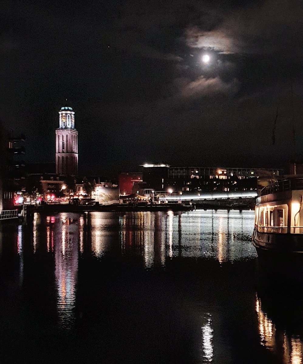 bluefingerpics's tweet photo. #zwolle #peperbus #led https://t.co/S8Kw5N0qPA