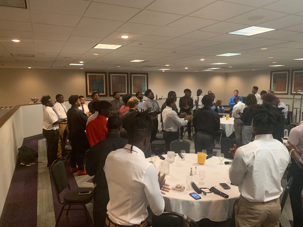 MauriceLLawson's tweet photo. MVSU pre game chapel before we take on Lamar University today. I frequently thank the Lord for giving me the opportunity to speak into the lives of the young men and women of the Valley.
#stillamazesme! #letsgobiggreen!#ValleyinMotion https://t.co/8LsXRkFoXF