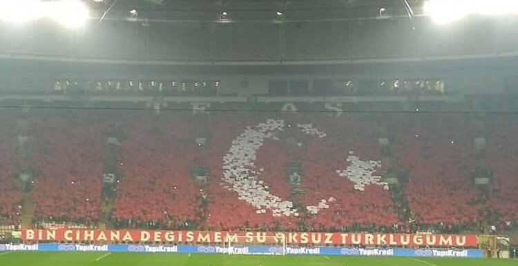denizblks's tweet photo. Şenol Güneş'in futboldan anlamadığı bir kez daha belli oldu.
Hakan Çalhanoğlu'nu futbolcu zannetmesi,
Dripling yapan oyuncun yoksa kapanan takımı nasıl açacaksın.
Terim'le uğraşacağına futbol öğrense
Milli Takım
#millitakim 
Ozan Tufan 
Emre 
Cenk Tosun https://t.co/P4Zm8hzG8L