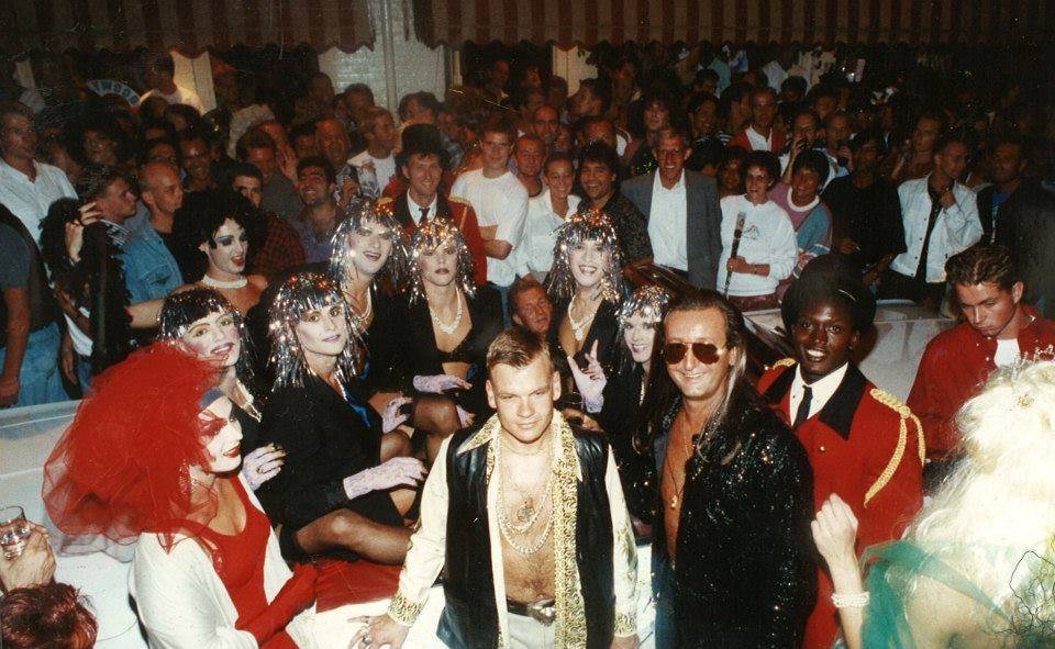 Reguliers's tweet photo. Vandaag was het precies 30 jaar geleden dat Manfred Langer zijn wereldberoemde gay disco iT opende!

Befaamd waren o.a. de Hollywood parties waarbij gekostumeerde gasten in limousines van de Havana in de Reguliers naar de iT in de Amstelstraat werden gereden: https://t.co/wIoXdFIXEG