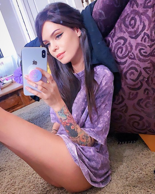 Oversized shirts with panties and no bra are the best 🤘🏼 https://t.co/BMI9O1JthS