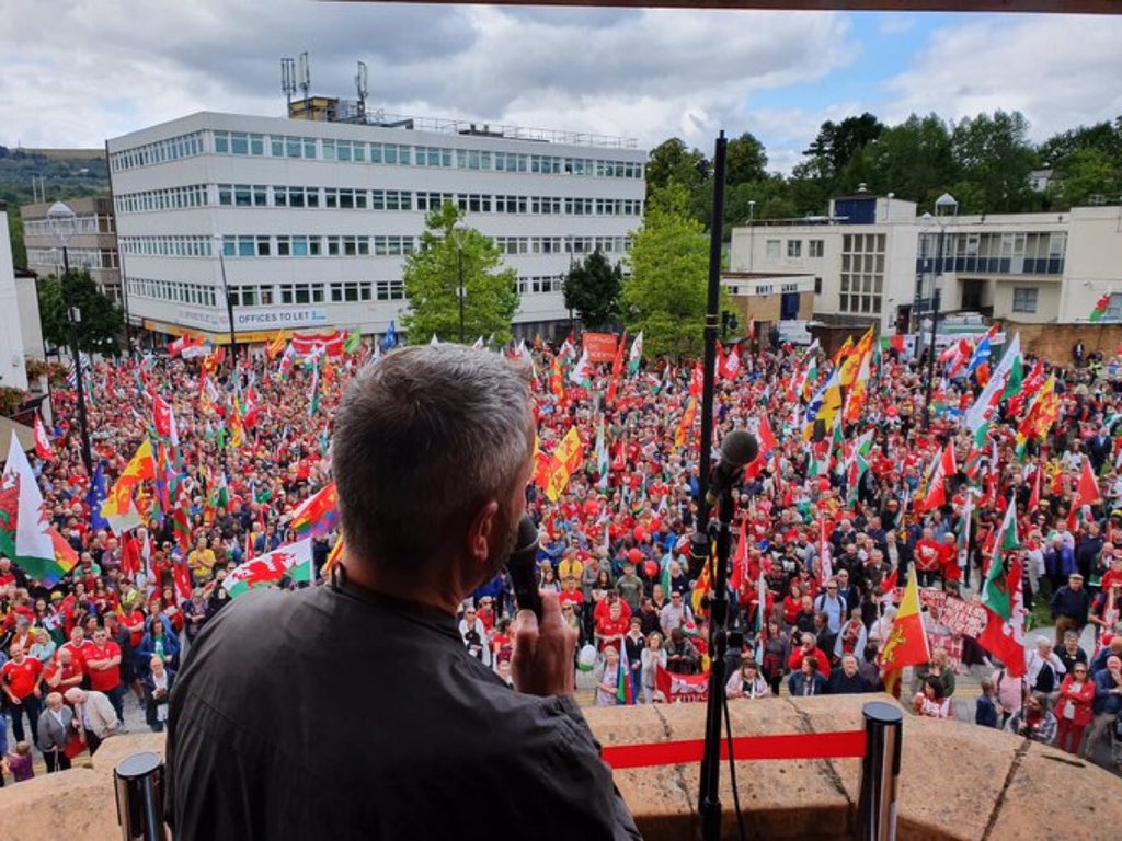 ObsrvntPheasant's tweet photo. Merthyr: Brexit Party rally vs Welsh independence rally... https://t.co/szjxJjJSnJ