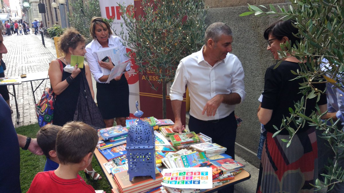 BoccaleriEnrico's tweet photo. @UniAvogadro #ypo4sustainability ad #apertopercultura facciamo il baratto delle bottiglie di plastica con i libri con Fabrizia Santini e Roberta Lombardi https://t.co/ENKSQWUTux