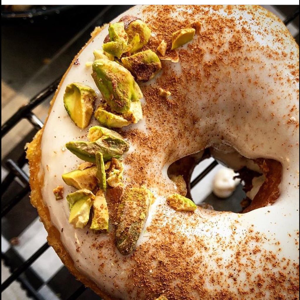 La otra dona efímera de septiembre es nuestra aclamada de #arrozconleche (literalmente de la abue) con glaseado de horchata y pistaccios. La puedes probar todo el mes en Escandon y solo HOY habrá algunas de éstas y de mole en <a href="/mercdelcarmen/">Mercado Del Carmen</a>. 😱