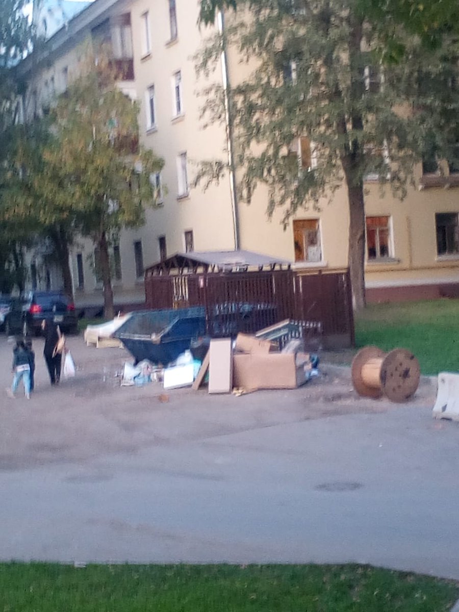 Подарок благоустроителей и коммунальных служб ко Дню города москвичам. Любимая помойка префекта ЦАО между домами 3к4 и 5к18 по Госпитальному валу. Фото от жительницы Басманного района. #45округ #Басманный #деньгорода