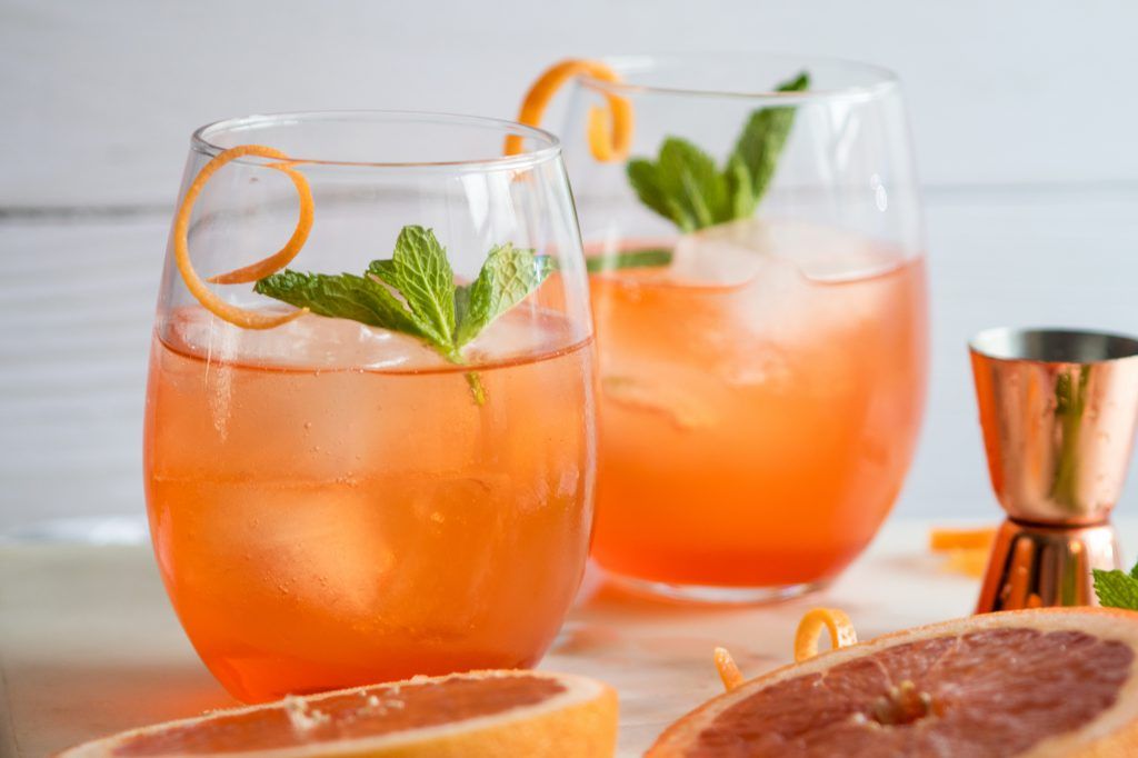 Giadzy's tweet photo. Because it's SATURDAY. 🙌 Rosé Spritz: https://t.co/iDiU8i4617 https://t.co/jy3dBuVRFj