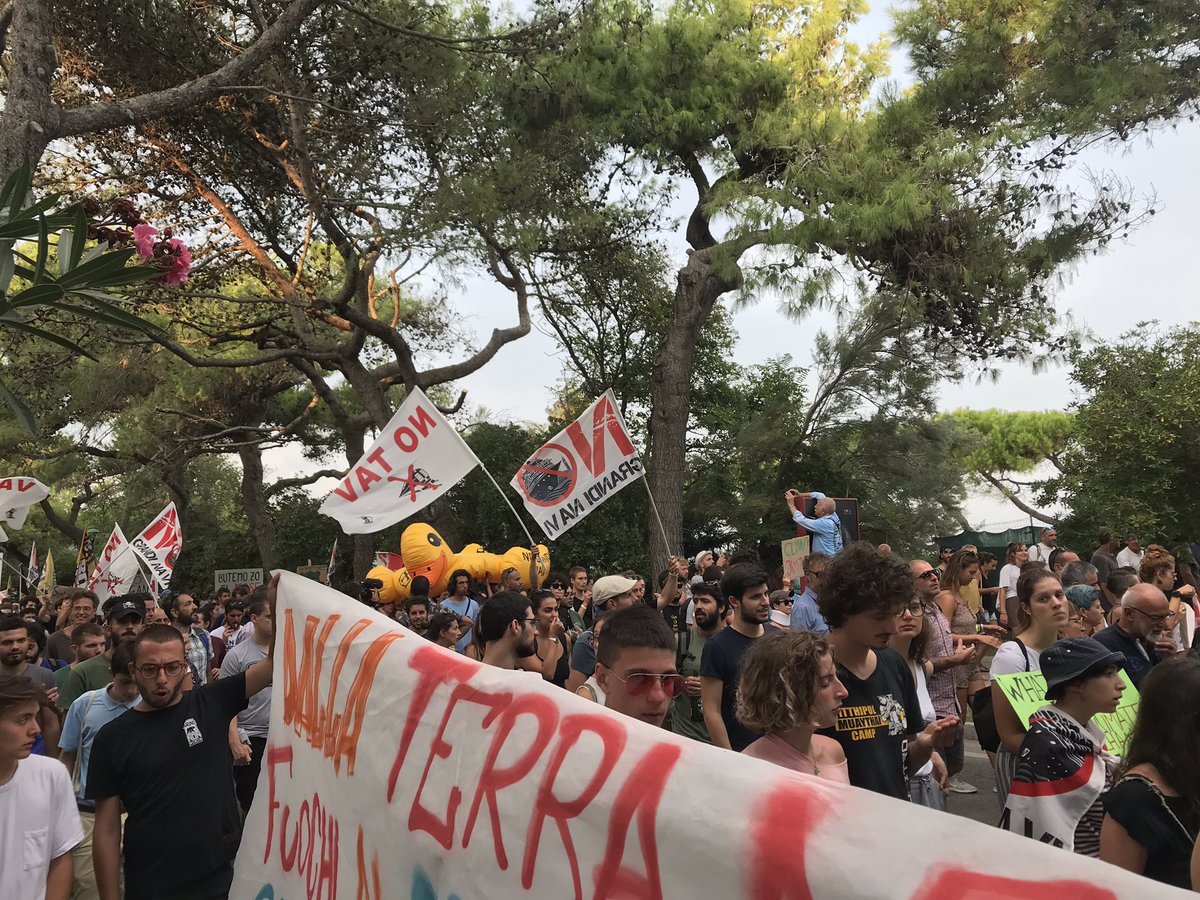 global_project's tweet photo. #veniceclimatemarch is composed by a lot of mouvements for climate justice from all Europe.
La marcia di oggi è composta da tantissimi movimenti ambientalisti per la giustizia climatica provenienti da tutto il mondo.
#7settembre #wewanttheredcarpet #venezia76 https://t.co/5h55Bp98Ps