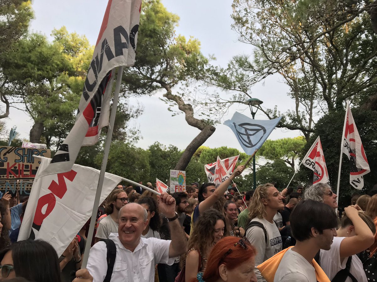 global_project's tweet photo. #veniceclimatemarch is composed by a lot of mouvements for climate justice from all Europe.
La marcia di oggi è composta da tantissimi movimenti ambientalisti per la giustizia climatica provenienti da tutto il mondo.
#7settembre #wewanttheredcarpet #venezia76 https://t.co/5h55Bp98Ps