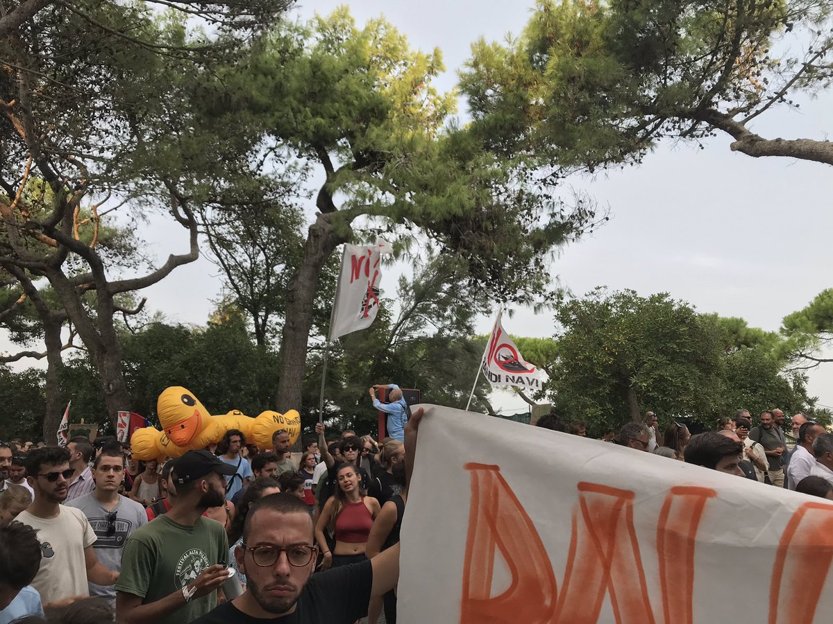 global_project's tweet photo. #veniceclimatemarch is composed by a lot of mouvements for climate justice from all Europe.
La marcia di oggi è composta da tantissimi movimenti ambientalisti per la giustizia climatica provenienti da tutto il mondo.
#7settembre #wewanttheredcarpet #venezia76 https://t.co/5h55Bp98Ps
