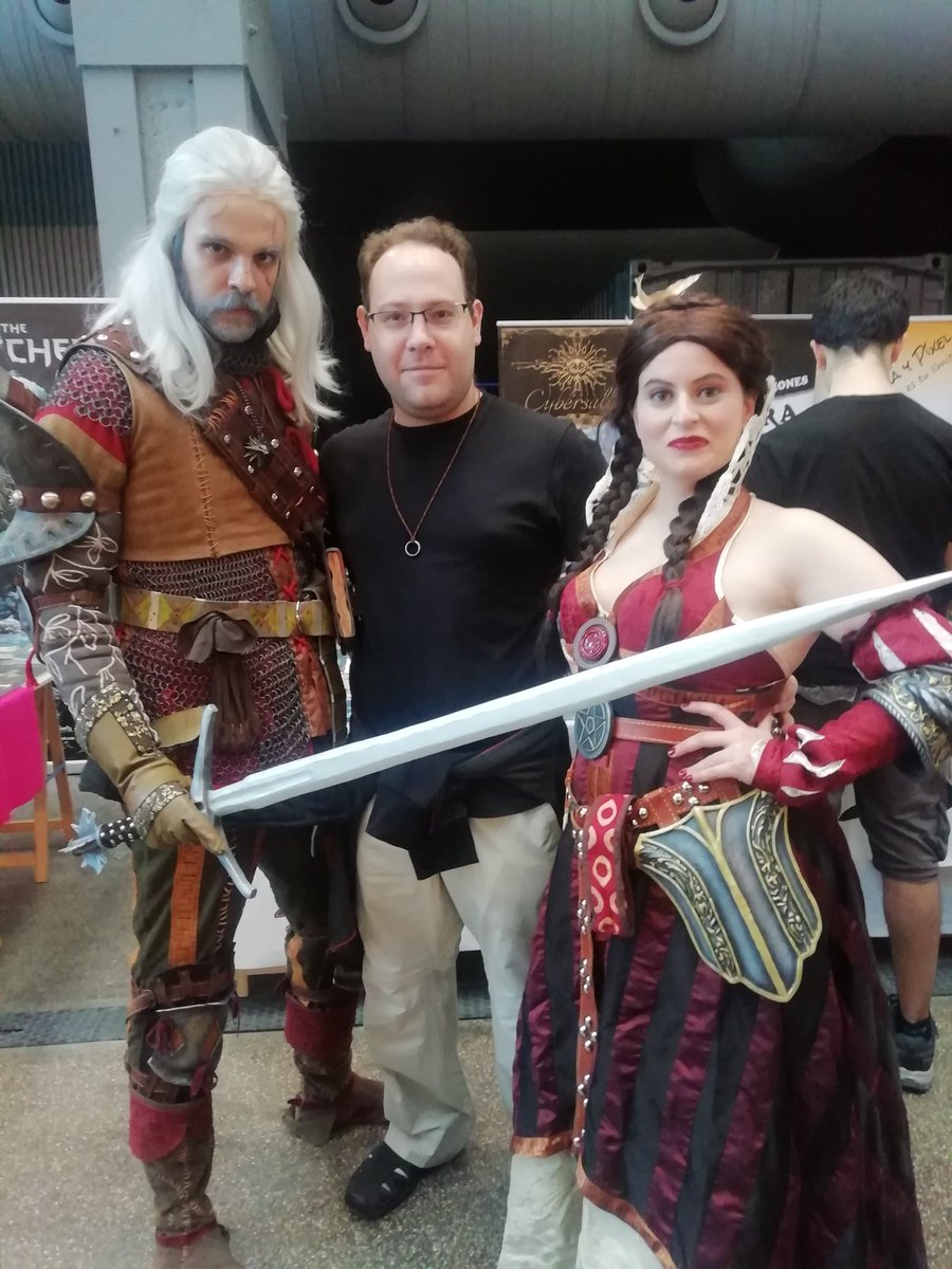 MiriamNZaragoza's tweet photo. Mi chico @ArturoG48182894 con @holocubierta y @ManlimaCosplay en las @J_Ludoergosum #WitcherLES https://t.co/4FcbPox6XF