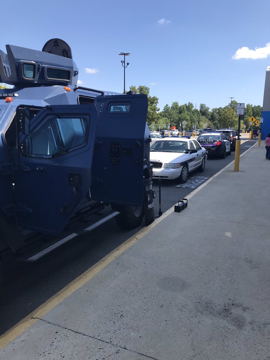 RPDLtBrian's tweet photo. @RPDCares @RichmondPolice out at Walmart on Forest Hill for a Back to School event. https://t.co/y7f5Q1mZ8B