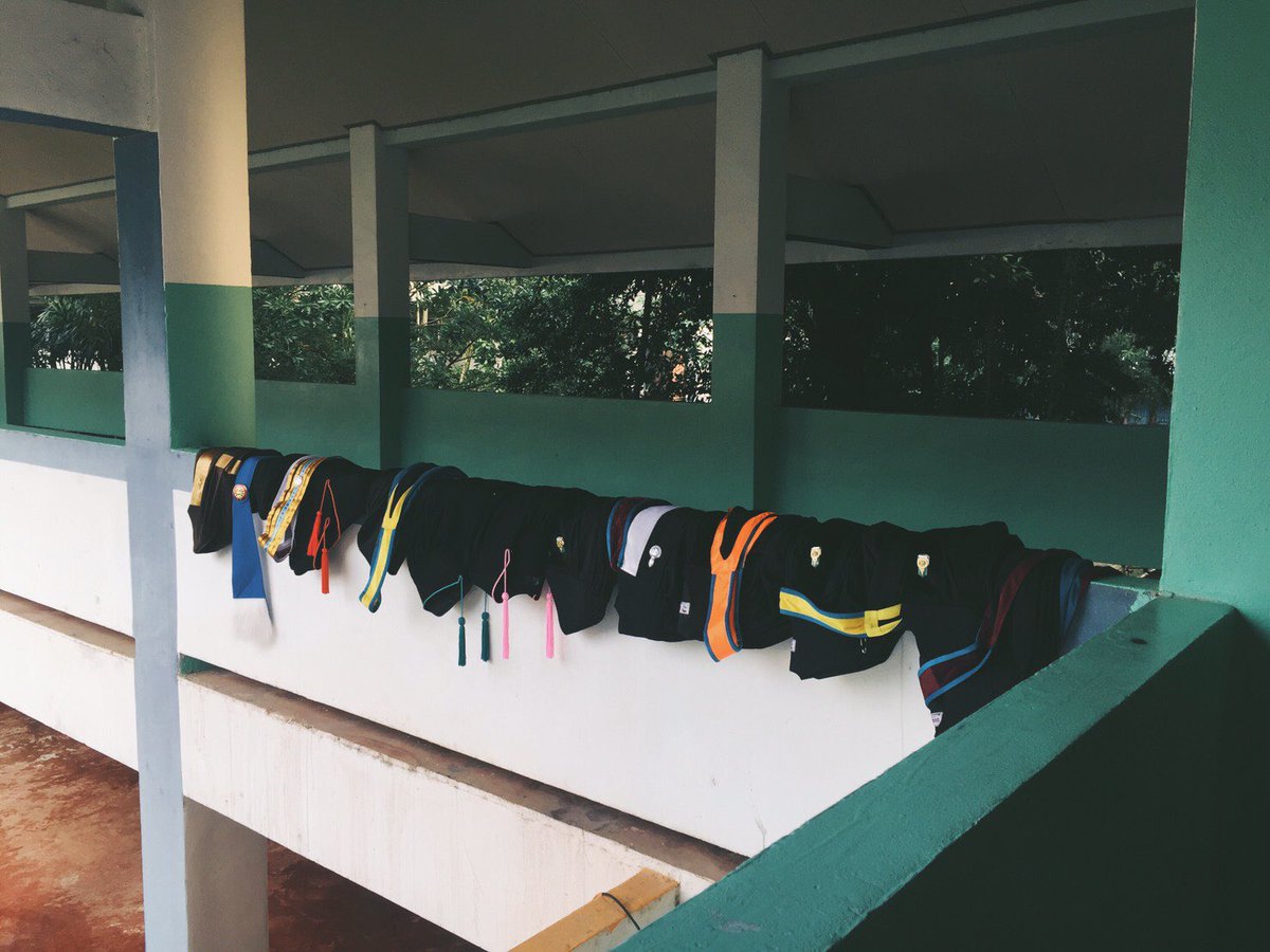 MMUNGknim's tweet photo. แค่ชุดครุยที่พิงผนังมันบอกได้หลายความรู้สึกเลยนะ พวกเรากลับมาจุดเริ่มต้นที่รู้จักกันในขณะที่ก็แบกความสำเร็จเล็กๆกลับมาพร้อมกันด้วย เก่งจริงไอพวกผี 🧡💙 #PCCST https://t.co/vVDHp2b0ZK