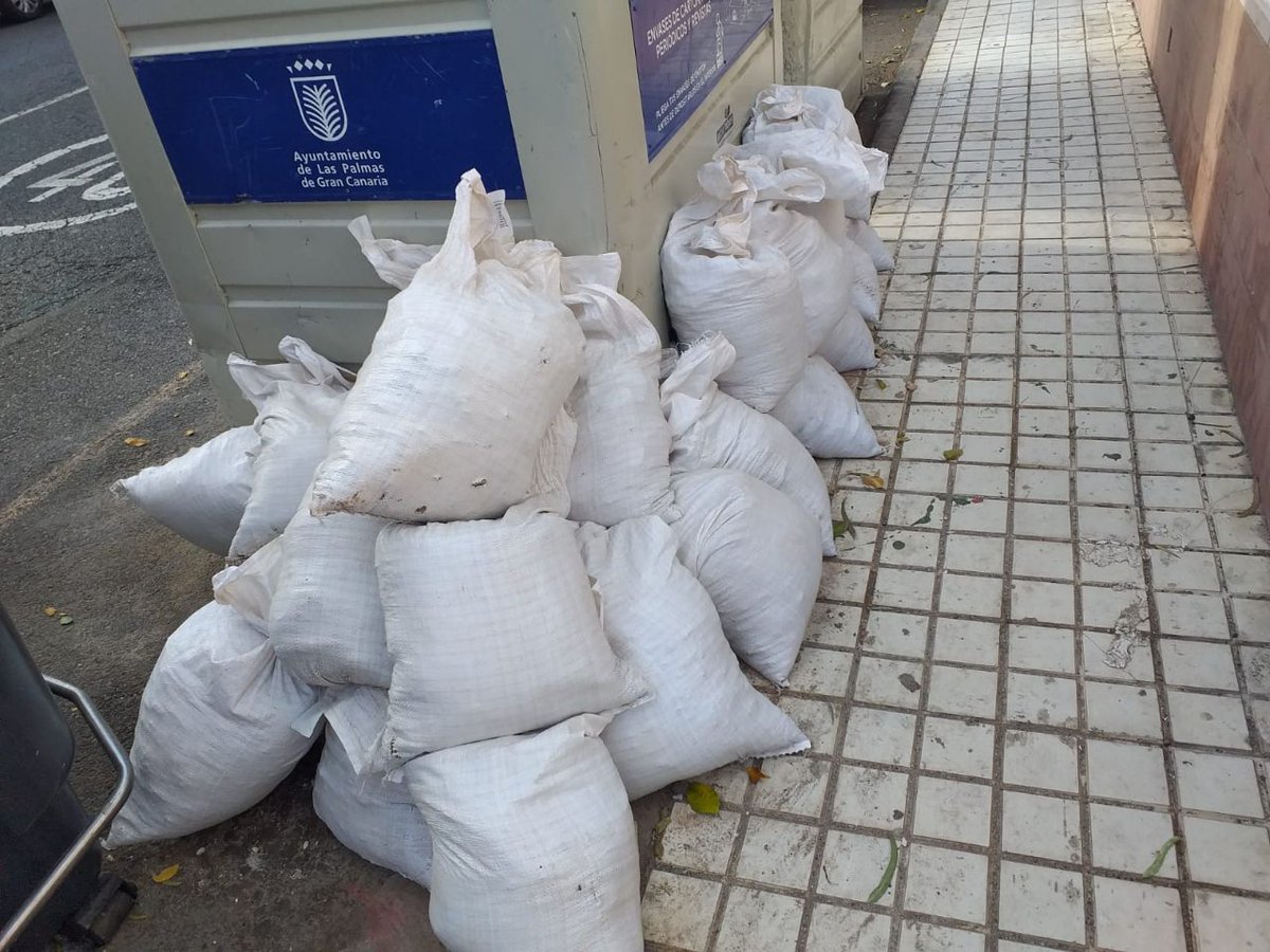 LimpiezaLPGC's tweet photo. Volvemos a la #VegaDeSanJosé a retirar vertidos ilegales de zonas que fueron saneadas hace muy poco… así no podemos avanzar 👉 ¡Pon de tu parte! 🙏 

➡️ Servicio de #RecogidaDeTrastos mediante #CitaPrevia
➡️ #PuntosLimpios

#EstamosEnLosBarrios #LimpiezaLPGC 👉🚮♻️😍 https://t.co/8tSmM45ETG