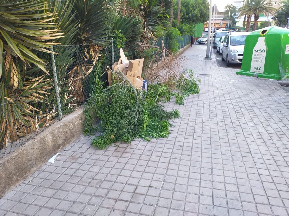 LimpiezaLPGC's tweet photo. Volvemos a la #VegaDeSanJosé a retirar vertidos ilegales de zonas que fueron saneadas hace muy poco… así no podemos avanzar 👉 ¡Pon de tu parte! 🙏 

➡️ Servicio de #RecogidaDeTrastos mediante #CitaPrevia
➡️ #PuntosLimpios

#EstamosEnLosBarrios #LimpiezaLPGC 👉🚮♻️😍 https://t.co/8tSmM45ETG