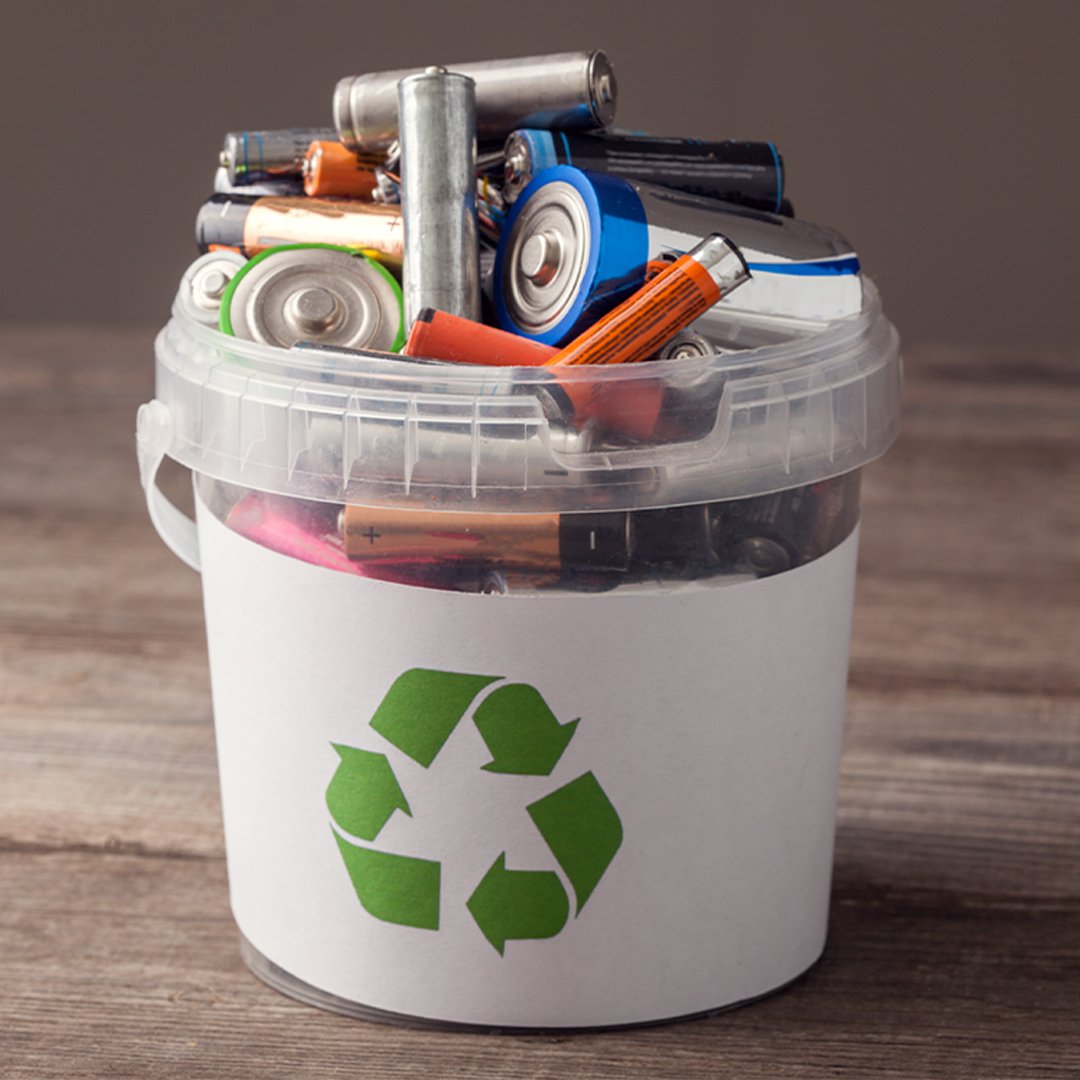 Throwing some batteries in the trash can harm the environment and leak chemicals into our waterways. Do you know which batteries you can throw away and which ones need to be recycled? Find out which is which and how to dispose of them the proper way:
ow.ly/rFUK50vVJ3k