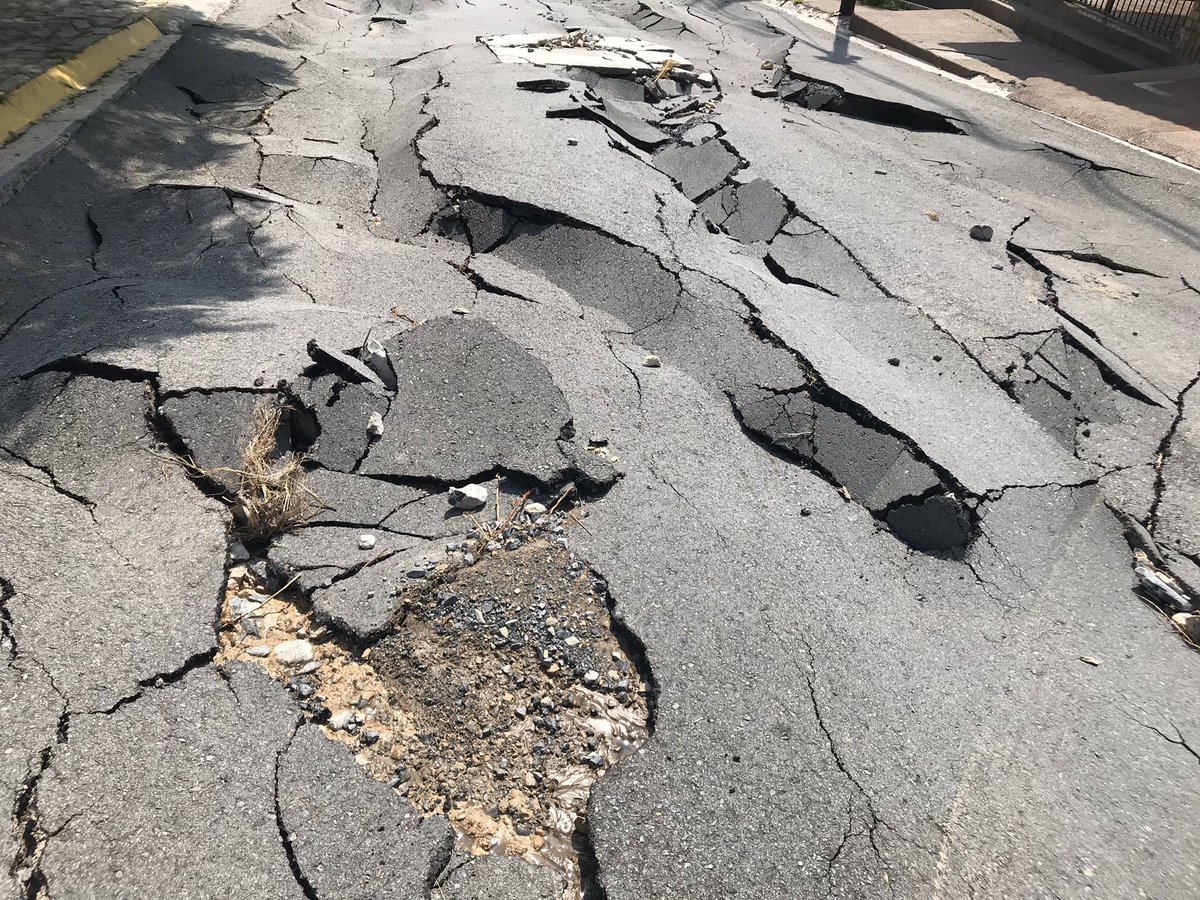 vicente_tv's tweet photo. Así, resquebrajado, terminó el asfalto de la calle Paseo de los Conquistadores en Cumbres con el paso de #FernandMTY #LluviasMty @_LASNOTICIASMTY @Cicmty @MtyFollow @Mty_Leones @CumbresMty https://t.co/ApN2WyuE1J