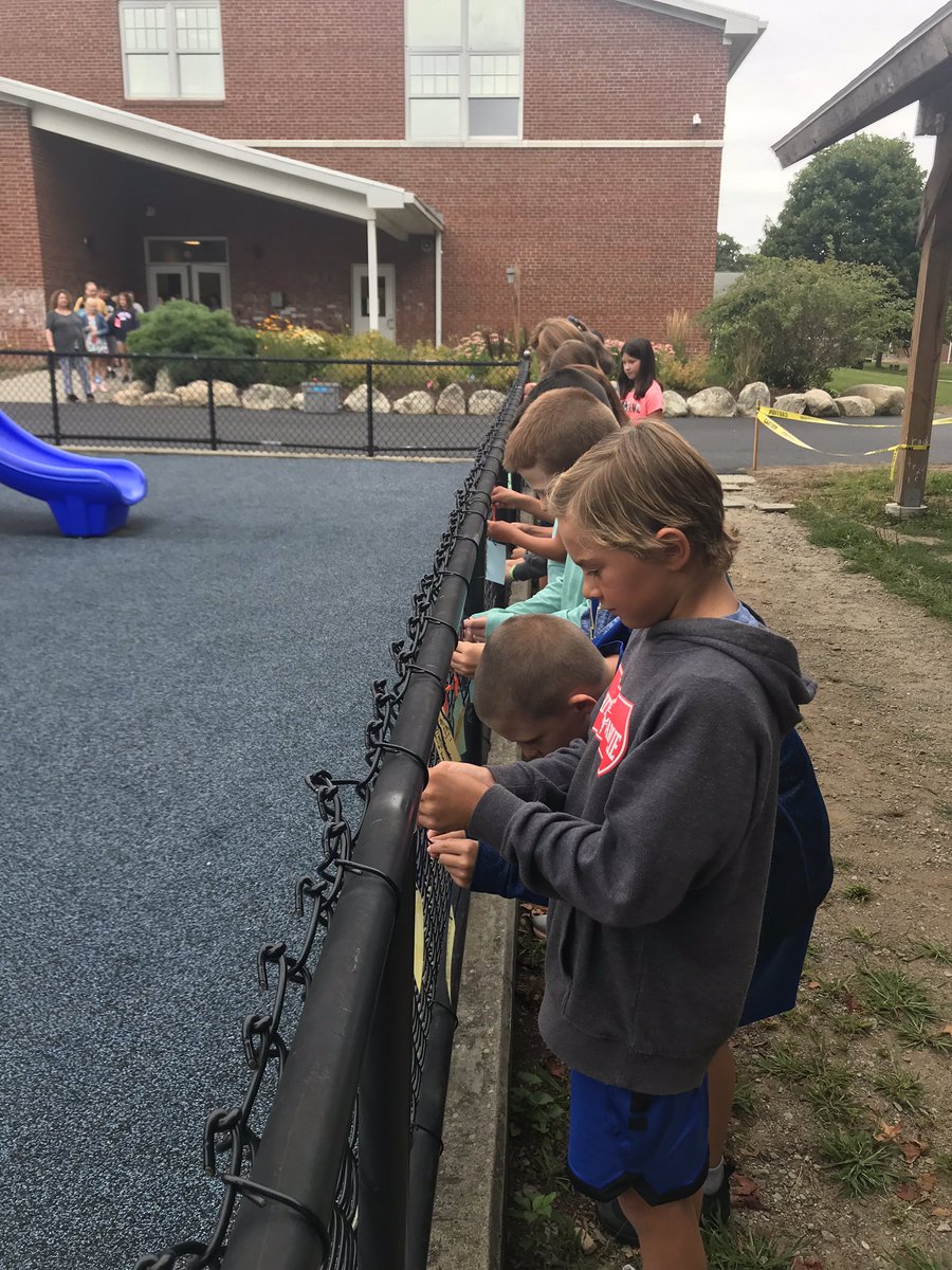 abbott22's tweet photo. Busy first 2 days of school. Hopes and dreams, writing notebook decorating and some fun with Rock Paper Scissors. https://t.co/sswyPAVRpU