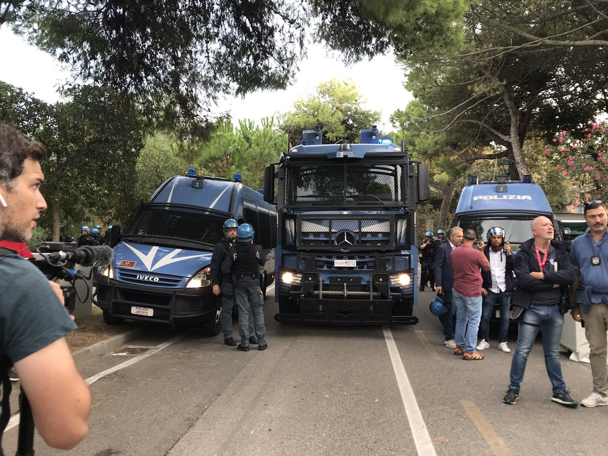 global_project's tweet photo. #veniceclimatemarch huge police deployment is stopping the march of thousands people.
The activists don’t replay to the provocation beacuse they already conquered the red carpet in the morning.
#ClimateEmergency #wewanttheredcarpet #venezia76 https://t.co/exxoyeVjGa