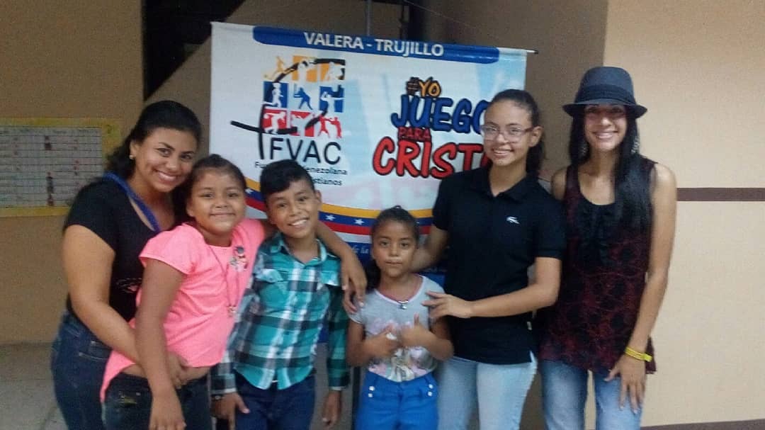 IbarraOnelsy's tweet photo. En toda @fvacvenezuela durante el mes de agosto hicimos algo que se llamó la #EBDV (Escuela Bíblica De Vacaciones) organizada por Chamos FVAC en casi todos los estados de #Venezuela 🇻🇪 y este año estuvimos con el tema de "Agente Especial"😎.
@FVACTrujillo en #Valera
#Vzla https://t.co/NBKYrtF3H5