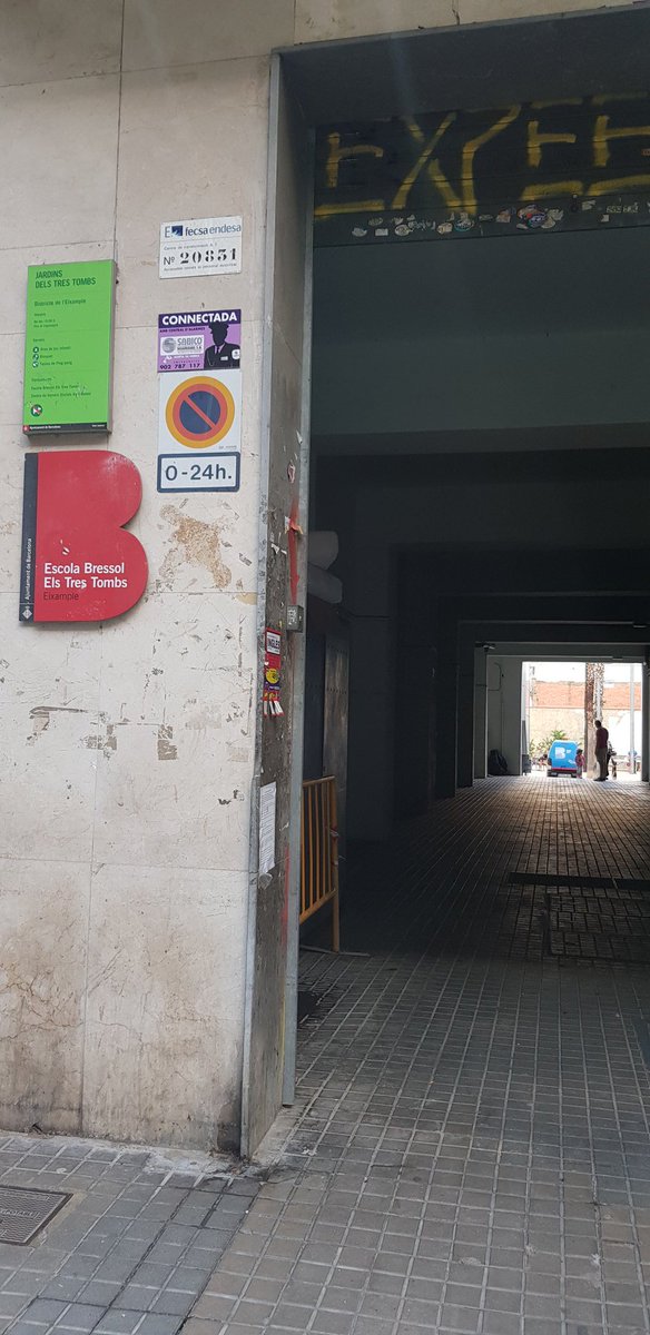 OSedanoMartinez's tweet photo. Parece que hasta que no ocurra algo no nos harán caso. Incendio el año pasado y ahora se pinchan a 2 metros. Los servicios de limpieza les dejan las camas para que puedan dormir y los servicios de cierre de parque se la dejan ajustada. En cuanto tenga los vídeos los publico. https://t.co/NMXE56WOWr