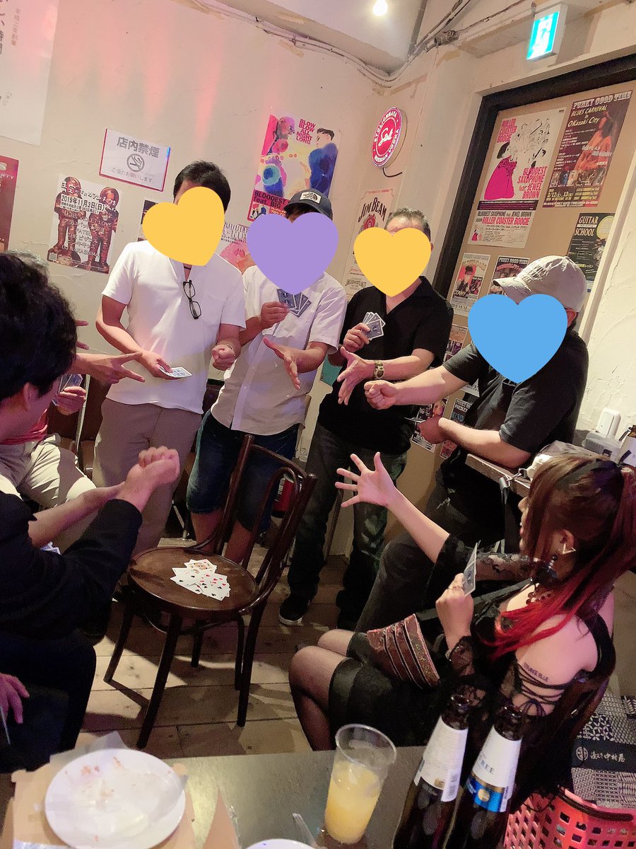 naonao_massu's tweet image. 1ヵ月ぶりのSTRANGEBLUEライブ💙
超絶楽しかったぜぃっ٩(*´꒳`*)۶♥️
ライブ後店内で打ち上げにて
ヨギのマジック用トランプでみんなでババ抜き🃏✨
はじめのじゃんけん勝ったからいけると思ったのに･･･くっそぅーーー(๑˘･з･˘)
#STRANGEBLUE #FUNKYGOODTIME #岡崎
