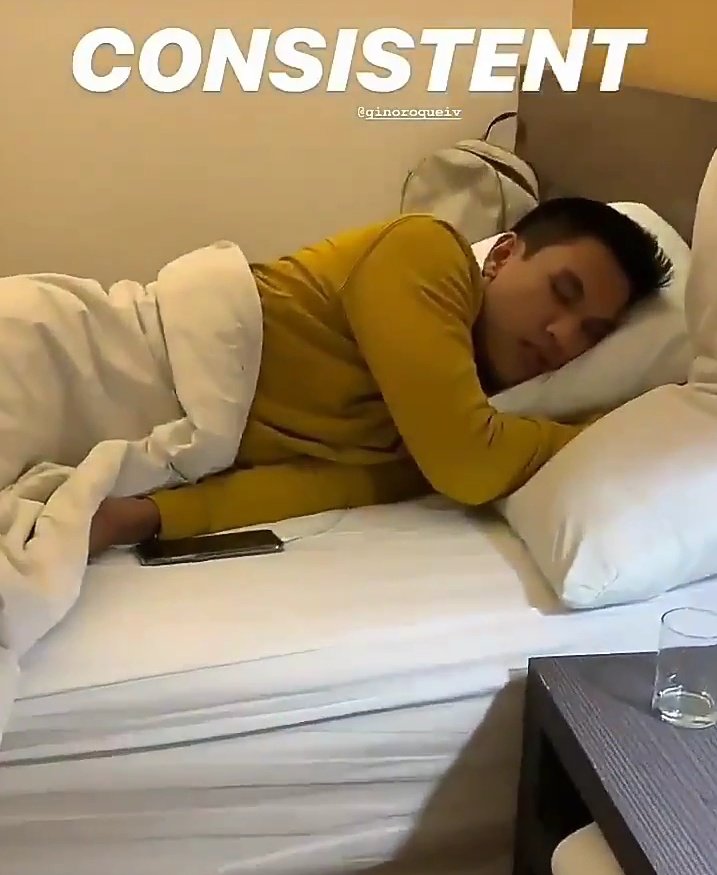 kiaraxgino_'s tweet photo. aside from the Gino's consistency in sleeping, there are other things to focus: Kiara's bag on the side and phone on the bed weeeee

GenSayaUlitWith KIANO https://t.co/vkxiLOliFW