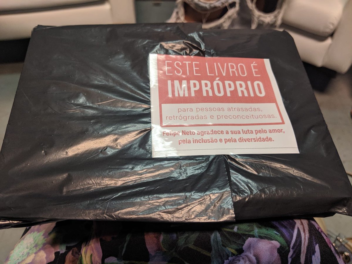 Okay... the most amazing and #bravenotperfect thing happened today at the Rio Book Fair: 

Mayor of Rio tried to ban LGBTQ books so activists bought all the books and gave for free for a fight for love, inclusion, &amp; diversity. 

Just amazing 👏👏