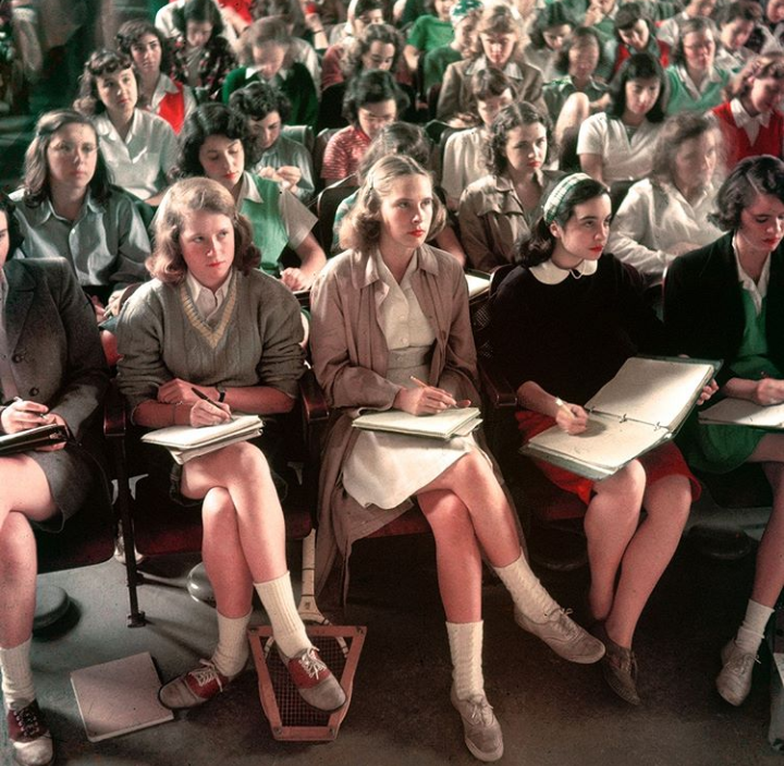 nicocorradini74's tweet photo. #ImprovvisandoCon le immagini vintage, agli amici di @CasaLettori e agli amanti dei #libri regalo l'istantanea di queste studentesse dello Smith College del #Massacusetts in questa foto del 1948 di #PeterStackpole https://t.co/ifgI64QKI9