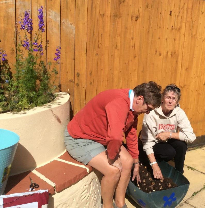 Pengegon WI Makes Use of Recycled Planters cornwallwi.org.uk/pengegon-wi-ma…