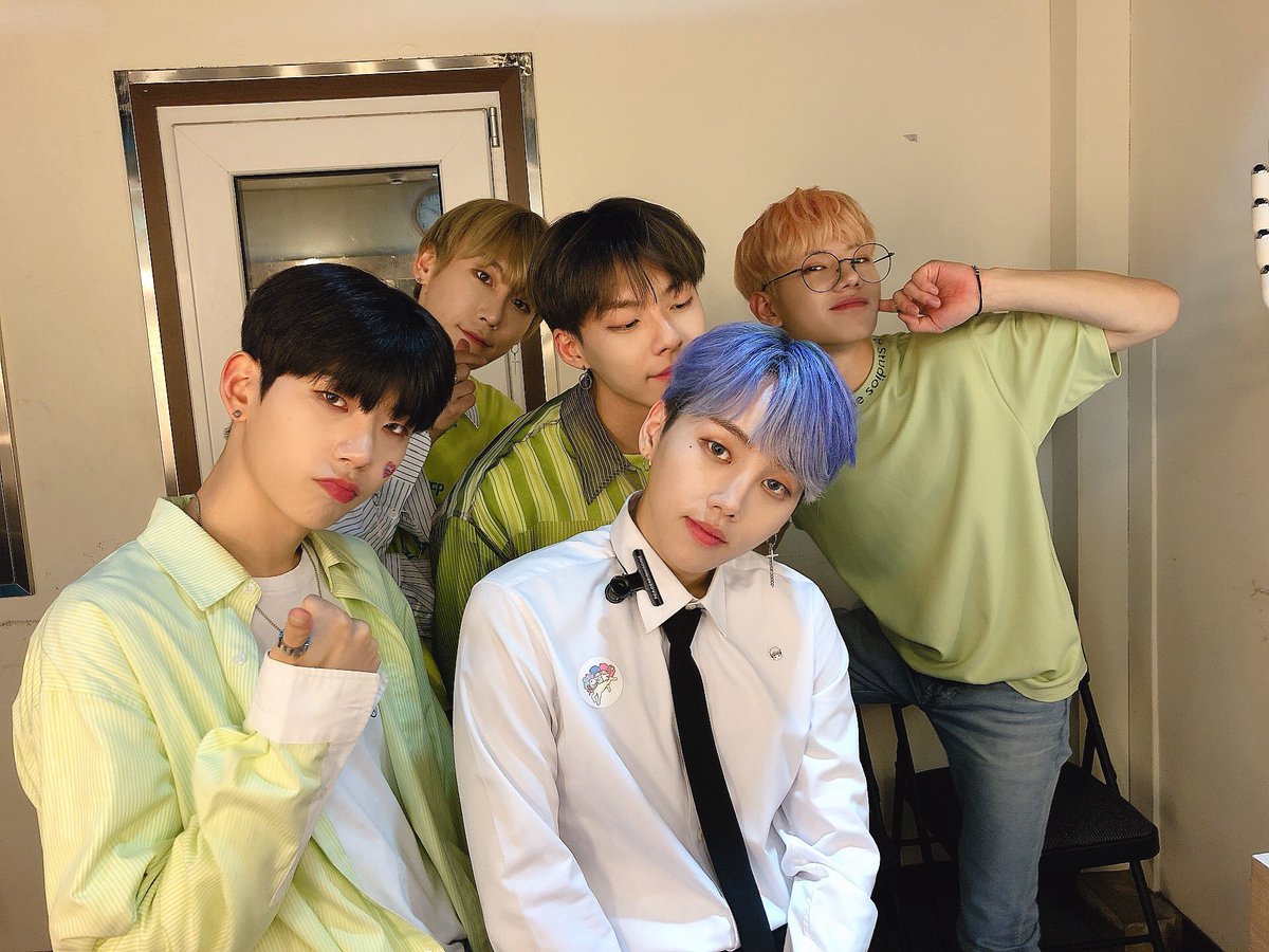 ColombiaD1ce's tweet photo. 📷|actualización de los chicos en twitter @officialD1CE
Noveno evento de firmas de fans! ¡Fue muy duro con mal tiempo! ☺️ Gracias por hoy 💕 Buenas noches
#DONCE #D1CE https://t.co/5wVPBEmwfB