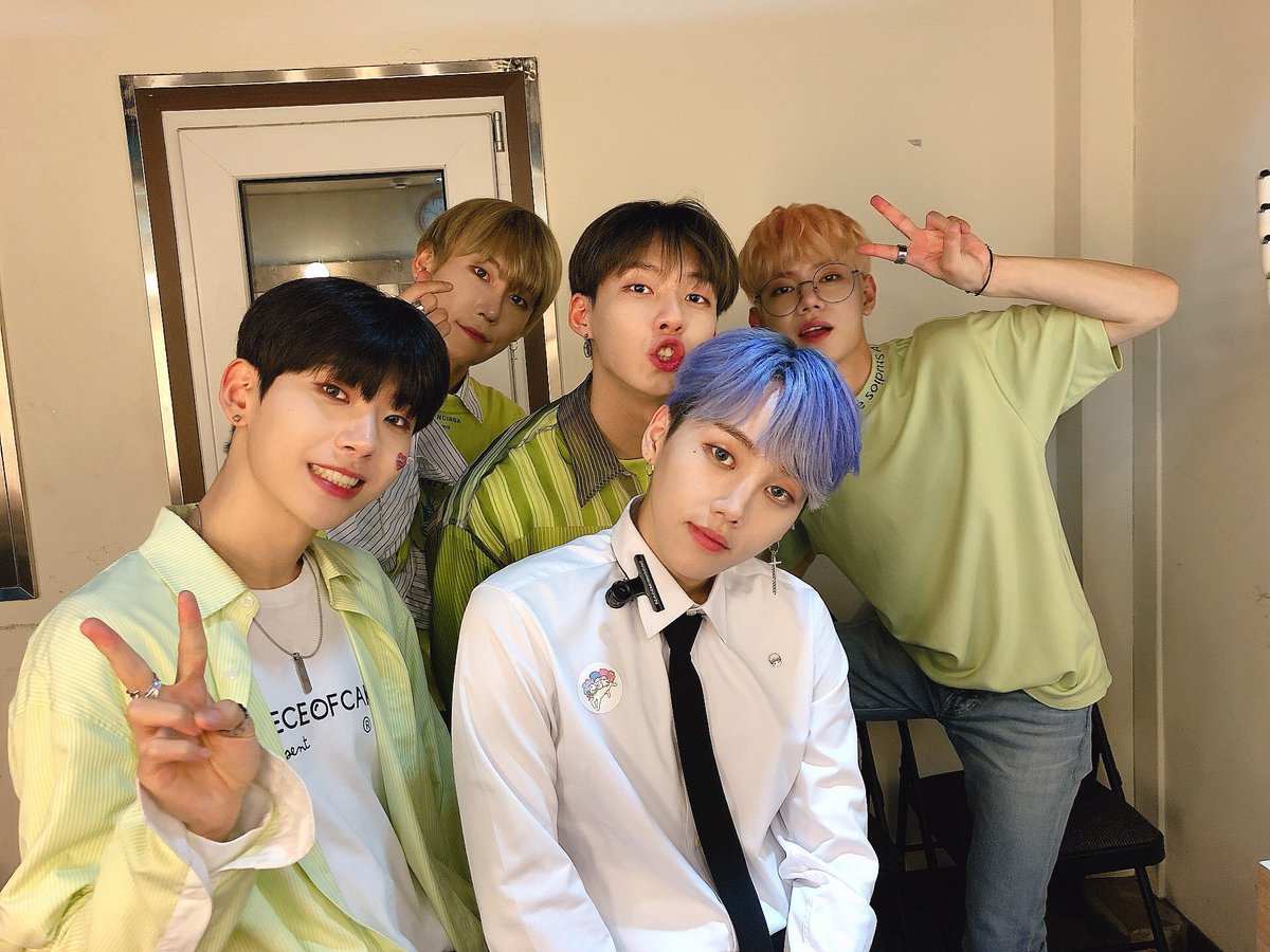 ColombiaD1ce's tweet photo. 📷|actualización de los chicos en twitter @officialD1CE
Noveno evento de firmas de fans! ¡Fue muy duro con mal tiempo! ☺️ Gracias por hoy 💕 Buenas noches
#DONCE #D1CE https://t.co/5wVPBEmwfB