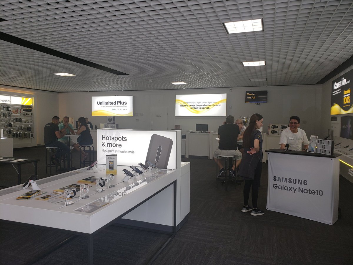 Doral is pumped up and ready to kill with Gil from Samsung in the house. #SizzlingSprintSaturday #Retail #SprintBusiness #Hustle #TeamWork