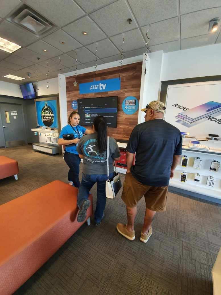 CoachJBrazil's tweet photo. The demo leads to the sale always. Congrats to Sam and his wife on their new Note10+ devices and their new ATT TV! Life is so much better when we collaborate Samsung x ATT TV! #SamsungPowershare #STXISBEST #SCTIGHT @Krivs14 https://t.co/2OQUS80VLN